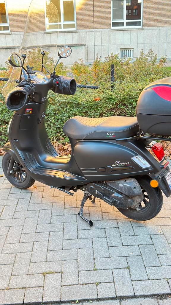 Ik verkoop mijn bromfiets GTS BRAVO 2025 met 3000 km, Vélos & Vélomoteurs, Scooters | Piaggio, Comme neuf, Essence, Enlèvement