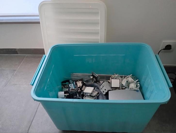 Box met diverse materialen. ABB, Renson, Niko, Doe-het-zelf en Bouw, Overige Doe-Het-Zelf en Bouw, Ophalen