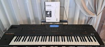 Synthétiseur Roland G800 avec pied, fonctionne parfaitement disponible aux enchères