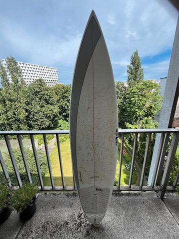 Surfboard shorty met gun feeling beschikbaar voor biedingen