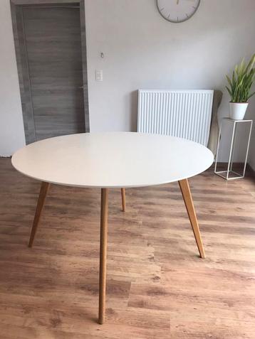 Witte ronde eettafel  beschikbaar voor biedingen