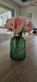 Groene vaas met zijdebloemen, Ophalen