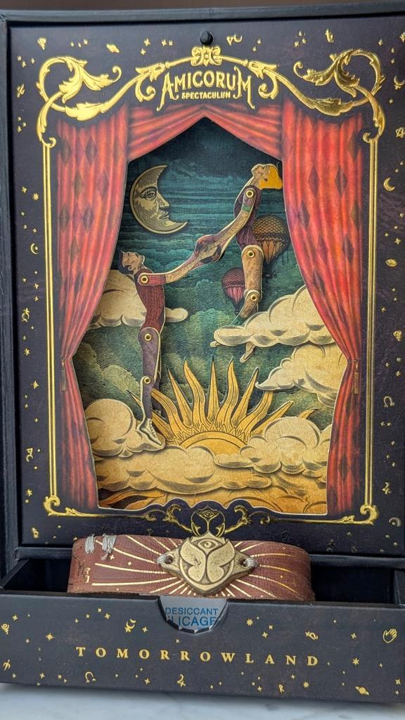 Tomorrowland Treasure Case 2017 Amicorum Spectaculum + beuge, Antiek en Kunst, Antiek | Overige Antiek, Ophalen