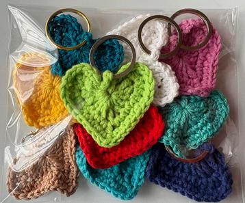 2 zakjes van 10 nieuwe sleutelhangers. beschikbaar voor biedingen