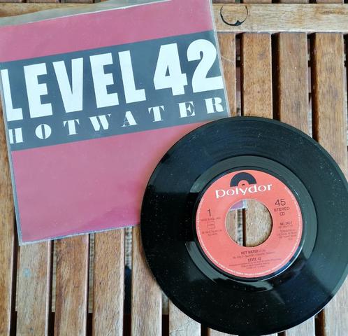 NIVEAU 42 (45 RPM) HEETWATER & STAAN IN HET LICHT, Cd's en Dvd's, Vinyl | Rock, Gebruikt, Rock-'n-Roll, Overige formaten, Ophalen