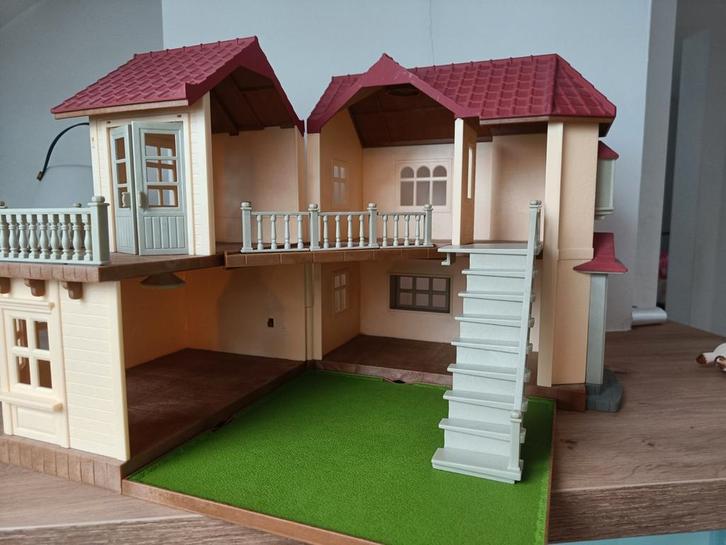 Sylvanian Families - 2752 Grande Maison Tradition Éclairée, Enfants & Bébés, Jouets | Maisons de poupées, Comme neuf, Maison de poupées