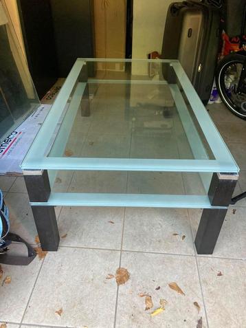 Table basse en verre 120 x 60 cm disponible aux enchères