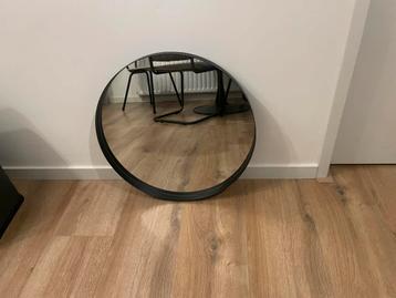 Mooie ronde spiegel beschikbaar voor biedingen