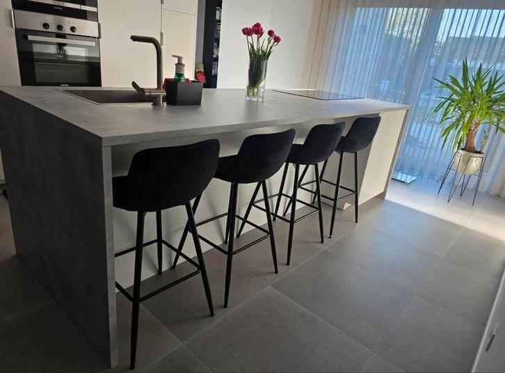 Leuke velvet barkrukken! 4 stuks Nieuw, Huis en Inrichting, Barkrukken, Nieuw, 60 tot 90 cm, Metaal, 4 krukken, Met voetsteun