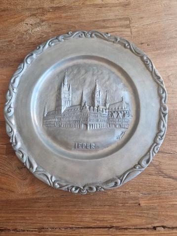 Groot tinnen bord Ieper J. Belinis beschikbaar voor biedingen