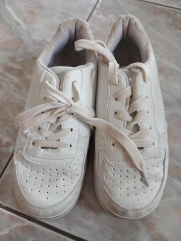 2 paires de basket, chaussures de gym à différents prix beschikbaar voor biedingen