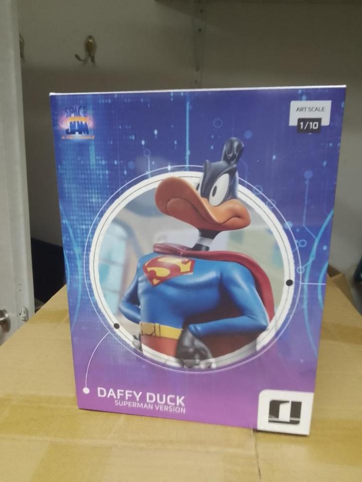 daffy duck superman version space jam 1/10 scale nieuw, Collections, Cinéma & Télévision, Neuf, TV, Enlèvement ou Envoi