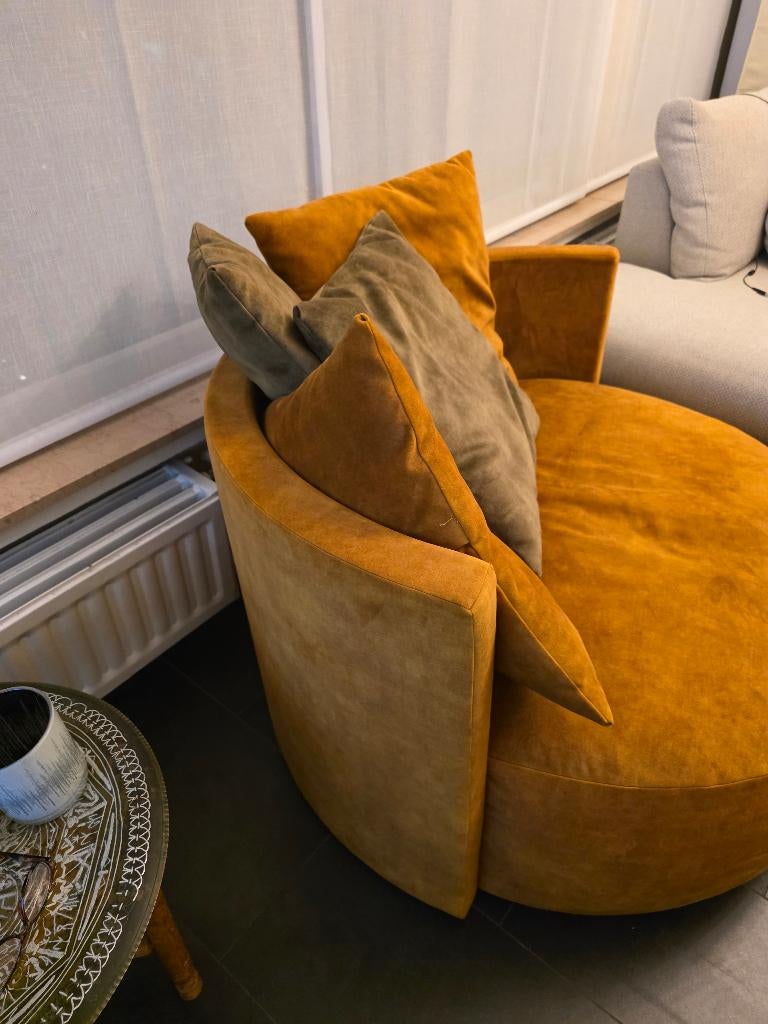 “Draaibare design fauteuil – oker – zo goed als nieuw, Huis en Inrichting, Fauteuils, Zo goed als nieuw, Stof, 100 tot 125 cm