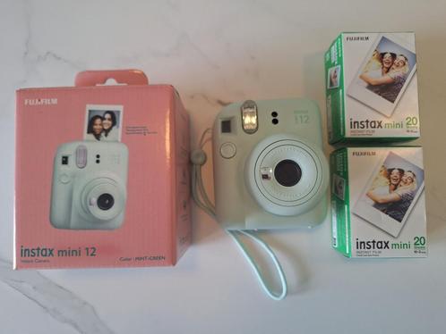 INSTAX MINI CAMERA 12 + fotopapier (2,5 doosjes). KOOPJE!, Audio, Tv en Foto, Fotocamera's Analoog, Zo goed als nieuw, Compact