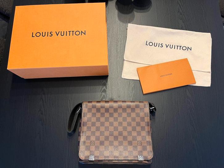 Louis Vuitton District PM messenger bag, Handtassen en Accessoires, Tassen | Schoudertassen, Zo goed als nieuw, Overige merken