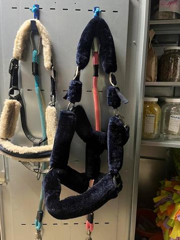 Donkerblauw halster met wol full beschikbaar voor biedingen