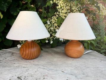 2 houten bollampjes / nachtlampjes met lampenkap in stof 