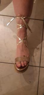 Sandalen met beenveters goud met strassteentjes. Maat 41, Overige kleuren, Zo goed als nieuw, Sandalen of Muiltjes, Ophalen of Verzenden
