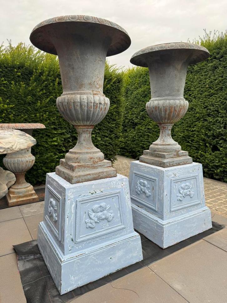 Uniek!! Koppel grote gietijzeren kasteelvazen op sokkel., Tuin en Terras, Tuinvazen, Gebruikt, Ophalen