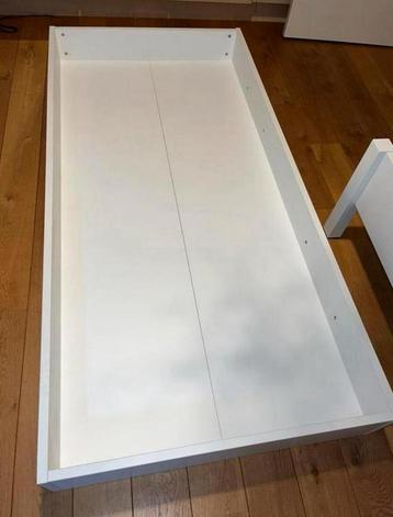 Stevige bedlade op wieltjes beschikbaar voor biedingen