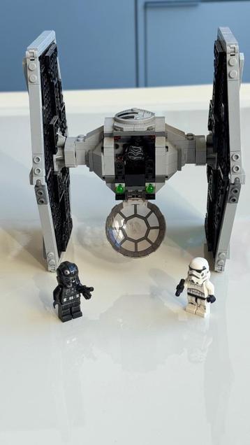  LEGO 75300 TIE FIIGHTER avec 3 figurines STAR WARS disponible aux enchères