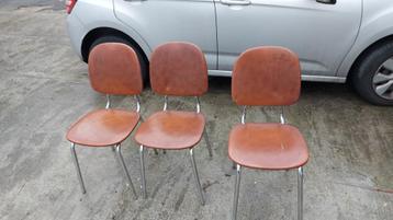 drie oude stoelen Kleur: bruin patroon Zithoogte