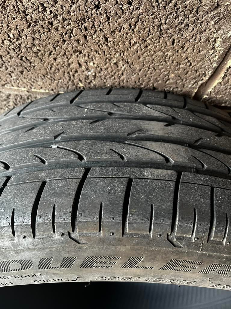 2 pneus Bridgestone 235 45 19, Autos : Pièces & Accessoires, Pneus & Jantes, Pneu(s), Pneus été, 19 pouces, 235 mm, Véhicule de tourisme