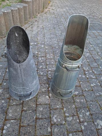 2 kolenemmers in zink.  disponible aux enchères