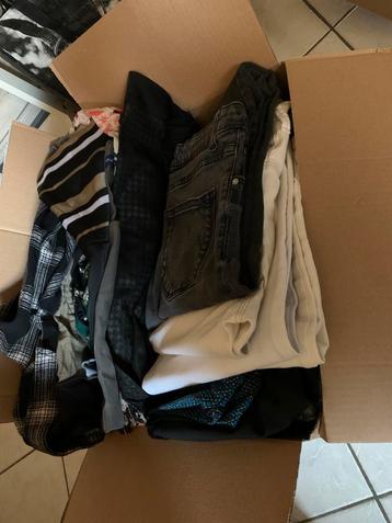 Partij dames kleding beschikbaar voor biedingen