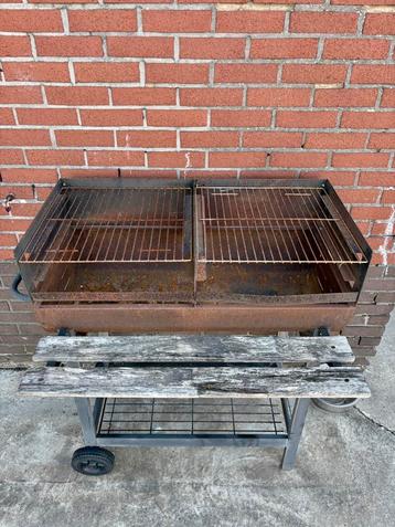 Houtskool barbecue beschikbaar voor biedingen