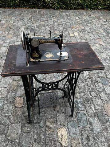 Machine à coudre ancienne avec table.