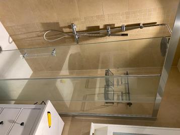 Glazen douchedeur beschikbaar voor biedingen