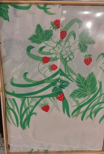 Nappe neuveronde blanche  et fraises  + serviettes assorties