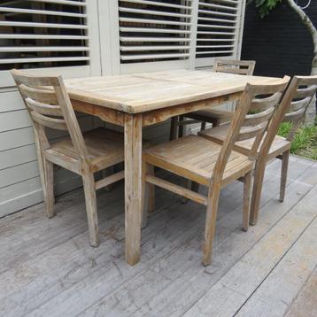 tafel en 4 stoelen beschikbaar voor biedingen