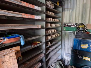 Grote, zeer stevige metalen plank  beschikbaar voor biedingen