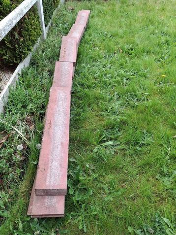 Rode betonnen boordstenen beschikbaar voor biedingen