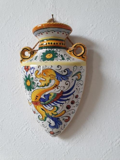 Wandkruikje – Deruta majolica met  Raphaeleske wezentje, Antiek en Kunst, Antiek | Keramiek en Aardewerk, Ophalen