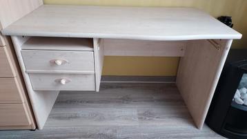 Bureau met 2 schuiven beschikbaar voor biedingen