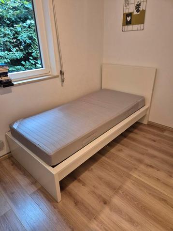 Bedframe van IKEA+boxspring+matras met latten+matras beschikbaar voor biedingen