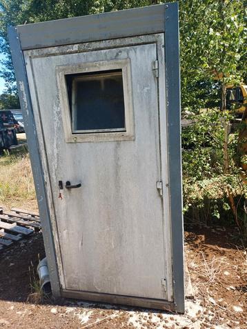 Toilet en werfkeet beschikbaar voor biedingen