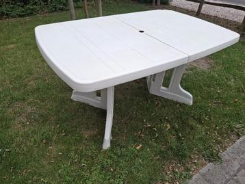 Tuintafel in plastic beschikbaar voor biedingen