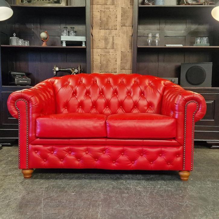 Chesterfield Melbourne 2-zits - Rood // NIEUW!, Antiek en Kunst, Antiek | Meubels | Stoelen en Sofa's, Ophalen
