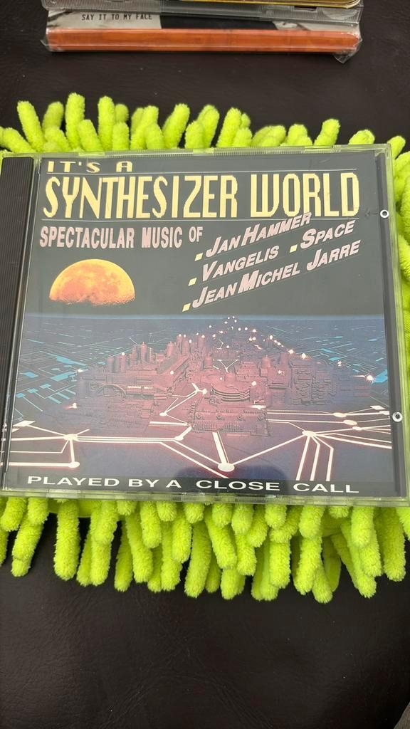 NIEUWSTAAT CD SYNTHESIZER WORLD/SPECTACULAR MUSIC VANGELIS.., Muziek en Instrumenten, Synthesizers, Zo goed als nieuw, Ophalen of Verzenden