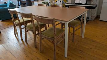 Grote tafel voor 6 personen beschikbaar voor biedingen
