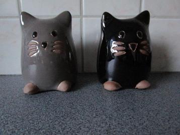 Set van 2 keramische kattenbeeldjes 8x11cm beschikbaar voor biedingen