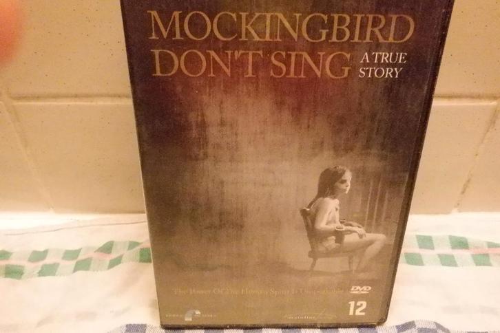 DVD Mockingbird Don't Sing.(A True Story), Cd's en Dvd's, Dvd's | Drama, Zo goed als nieuw, Waargebeurd drama, Vanaf 12 jaar, Verzenden