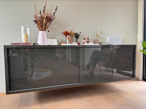 Design buffetkast massief met gelakte afwerking grijs, Huis en Inrichting, Kasten | Dressoirs, Zo goed als nieuw, Ophalen