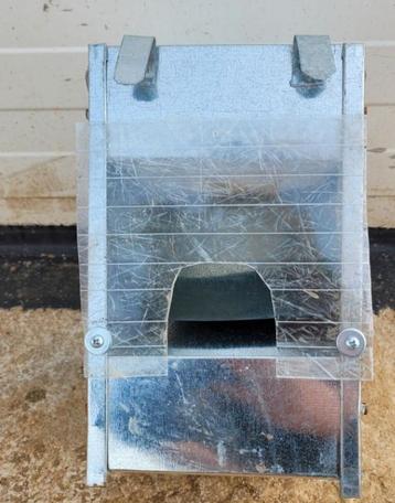Mangeoires galvanisées pigeons  beschikbaar voor biedingen