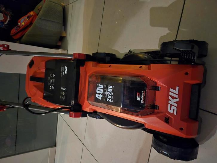 SKIL 20V grasmaaier + 2x accu's 2,0Ah + 2x snellader, Doe-het-zelf en Bouw, Gereedschap | Schuurmachines, Zo goed als nieuw, Ophalen