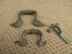 2 Romeinse bronzen handvaten en een kruisboog Fibula, Ophalen of Verzenden